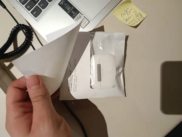 Otelde unutulan AirPods kulaklığının gönderim öncesi kontrolü
