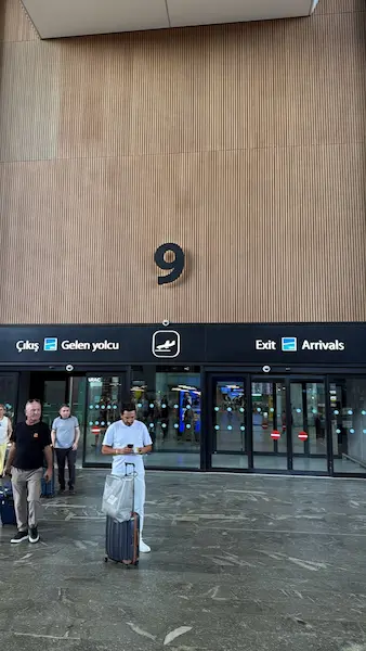 Istanbul Airport meeting point for personal item hand delivery